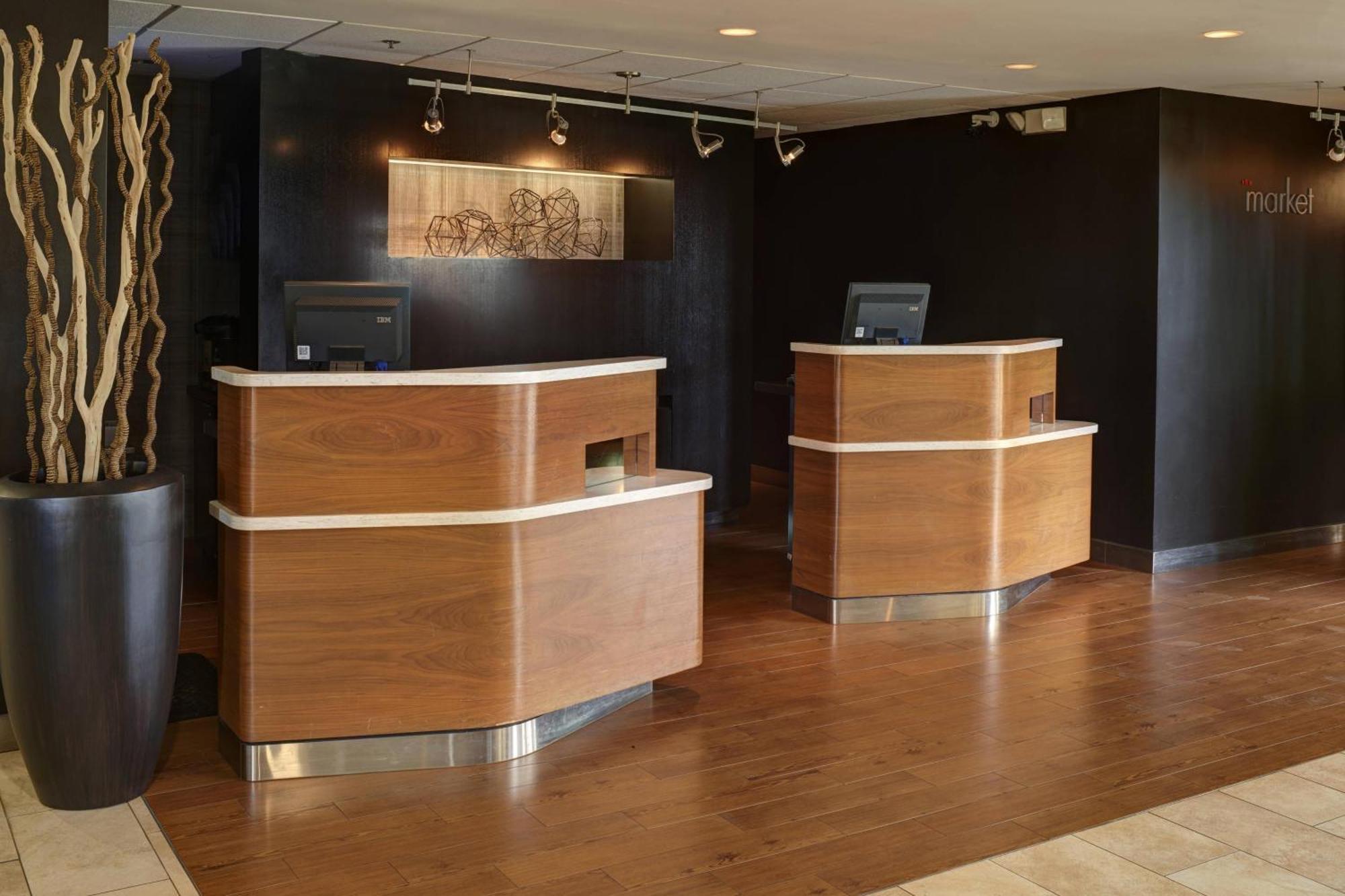 Courtyard By Marriott Indianapolis Airport Hotell Exteriör bild