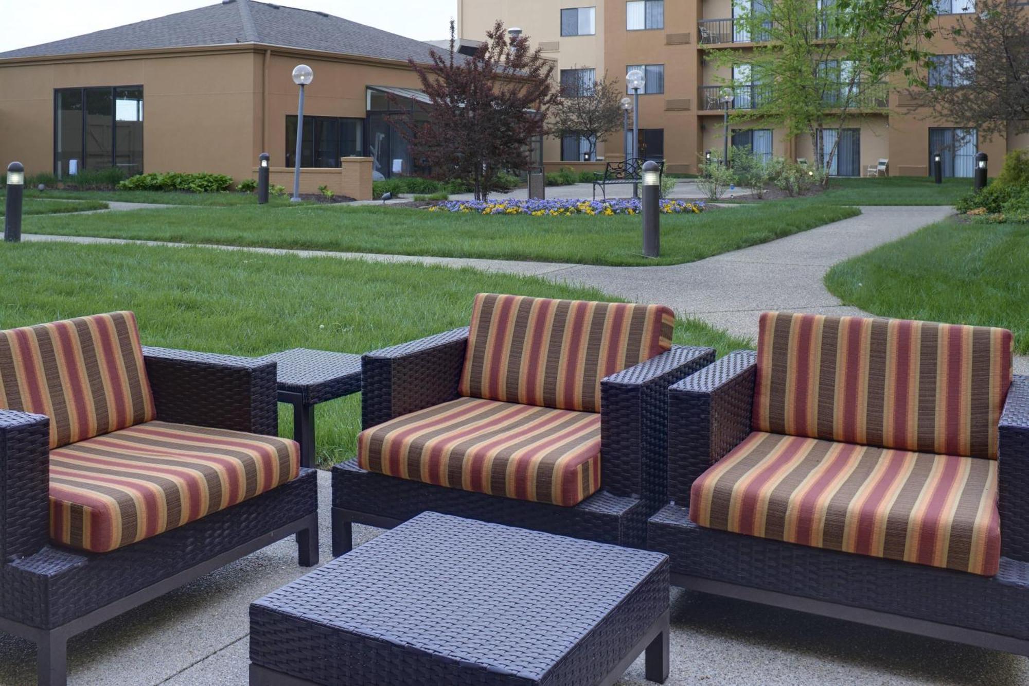 Courtyard By Marriott Indianapolis Airport Hotell Exteriör bild