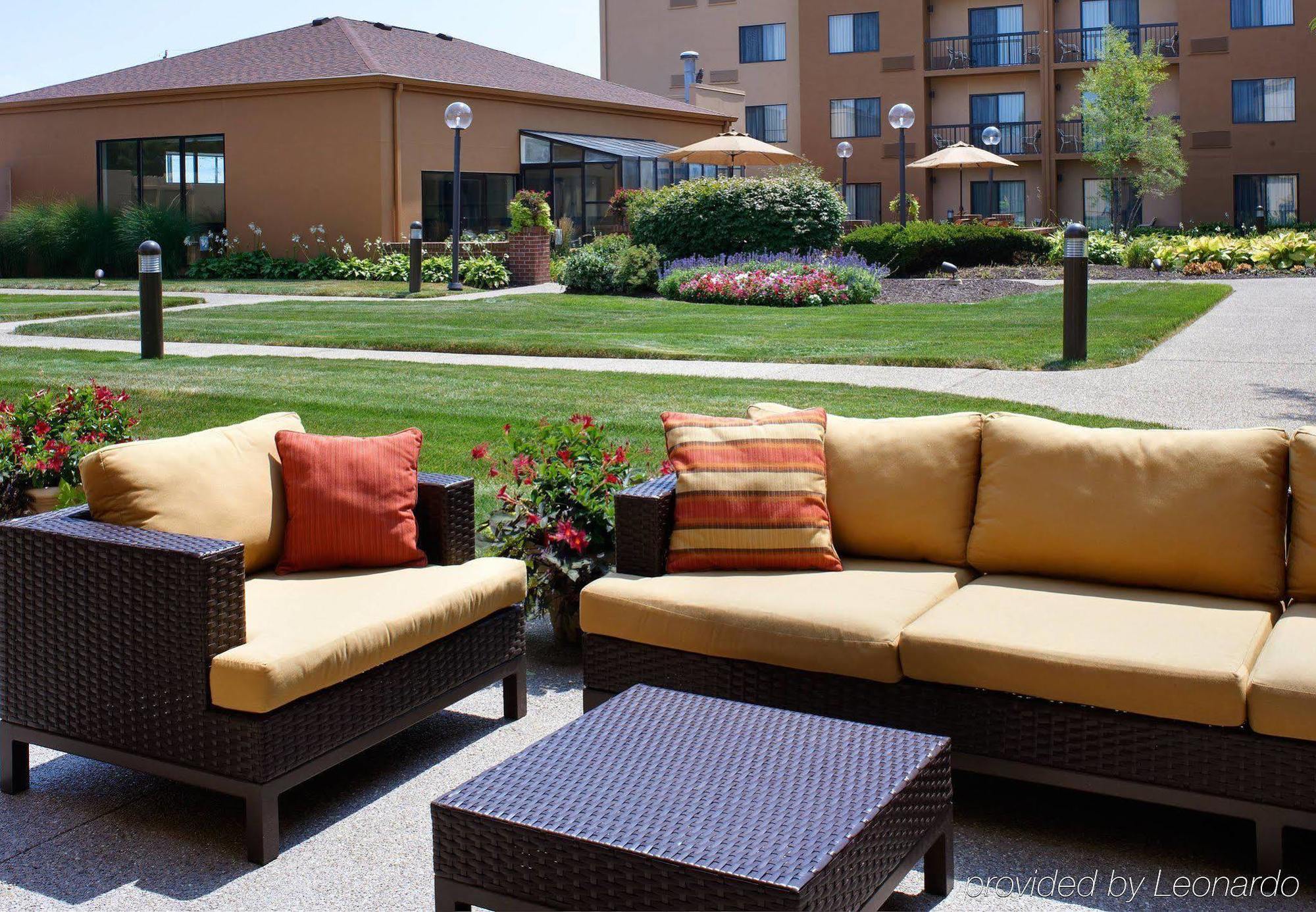 Courtyard By Marriott Indianapolis Airport Hotell Exteriör bild
