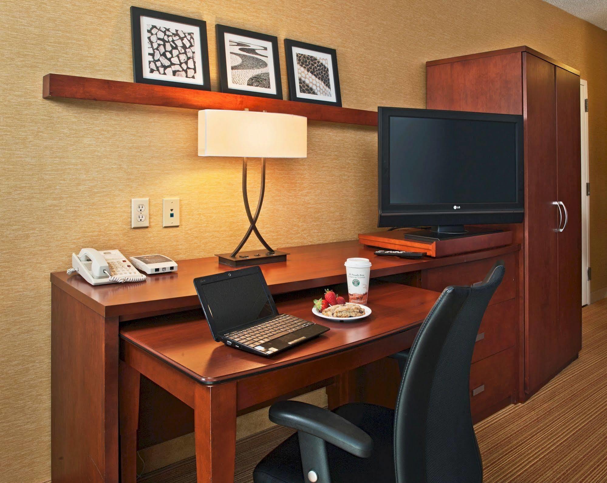 Courtyard By Marriott Indianapolis Airport Hotell Exteriör bild