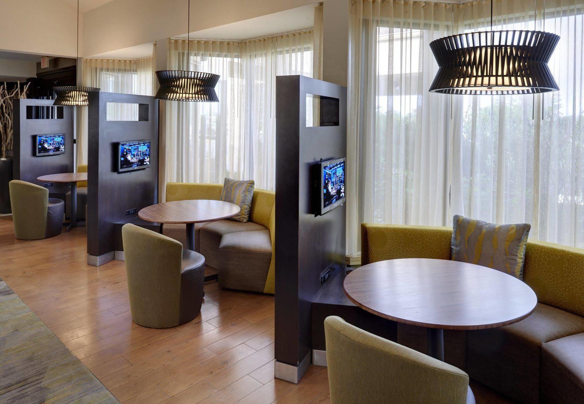 Courtyard By Marriott Indianapolis Airport Hotell Exteriör bild